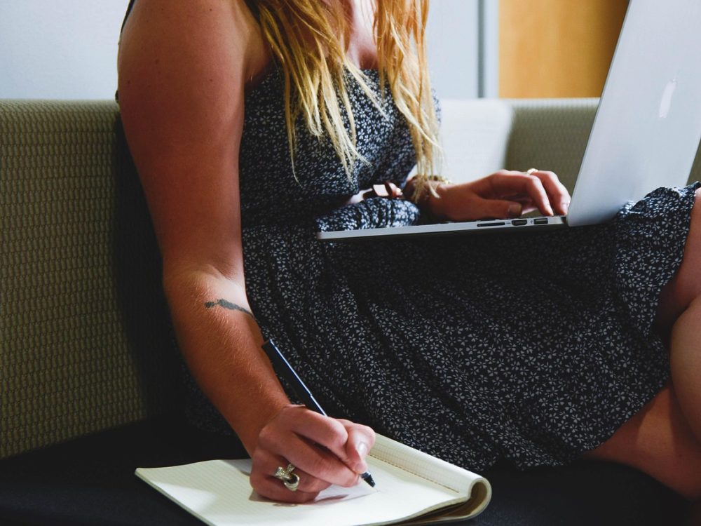 木质书桌上摊开的笔记本与几支铅笔，旁边放着一杯已经凉了的茶，纸上写满关于 189 话题的整理提纲